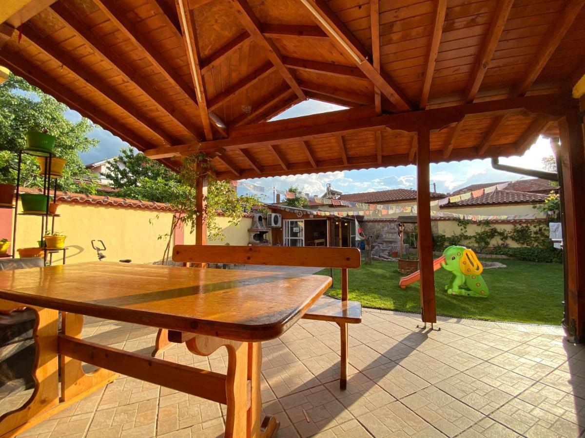 Family Hotel Kavrakovi Pavel Banya Bagian luar foto
