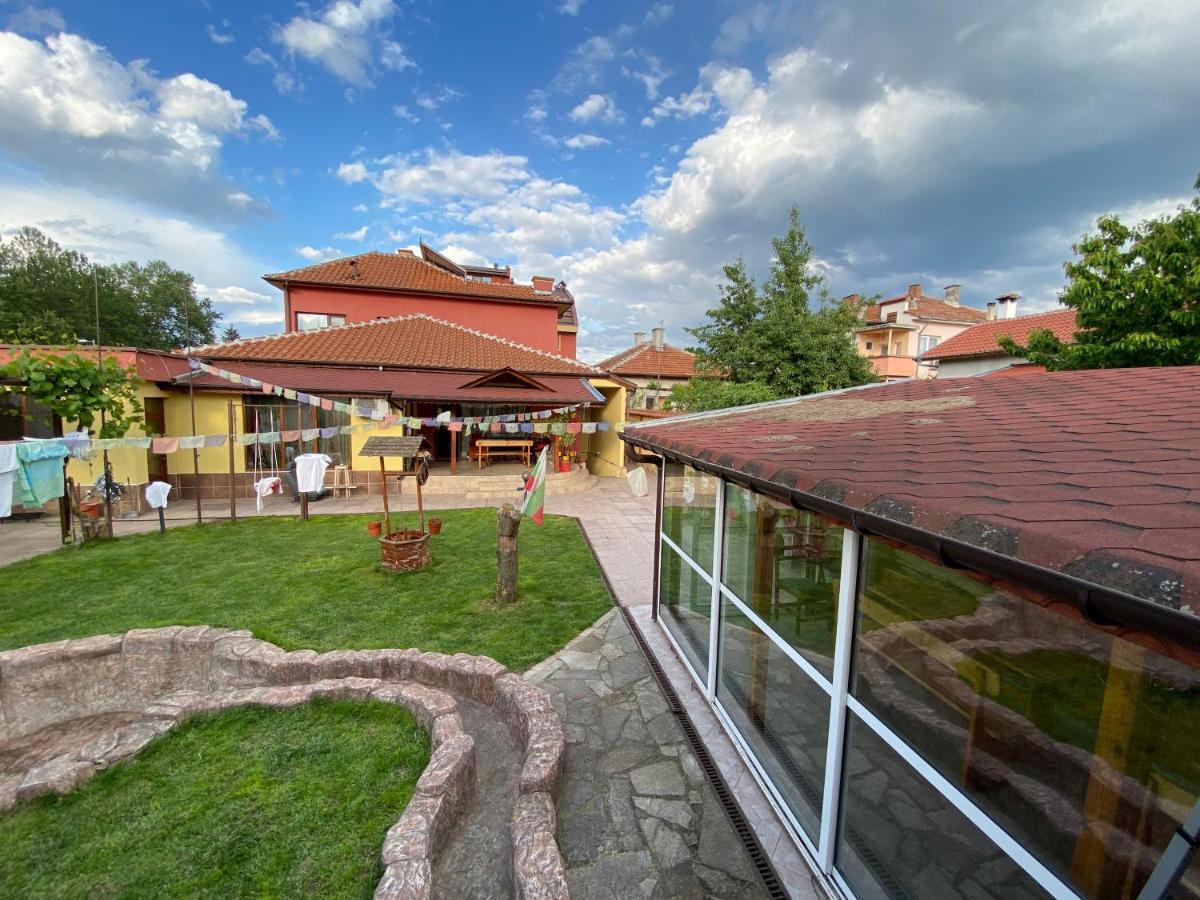 Family Hotel Kavrakovi Pavel Banya Bagian luar foto