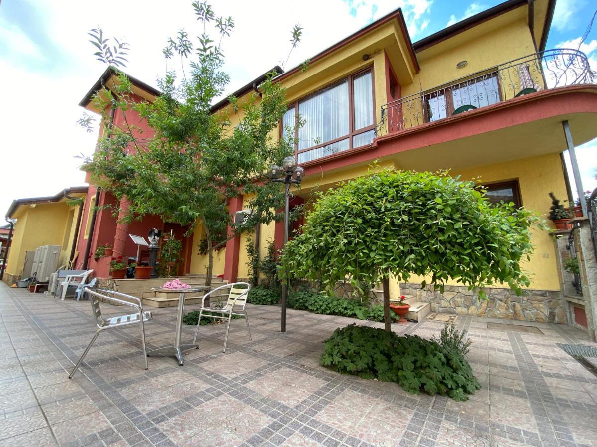 Family Hotel Kavrakovi Pavel Banya Bagian luar foto