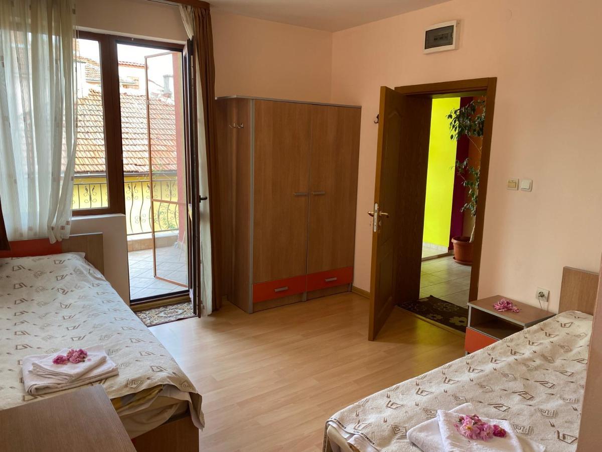 Family Hotel Kavrakovi Pavel Banya Bagian luar foto